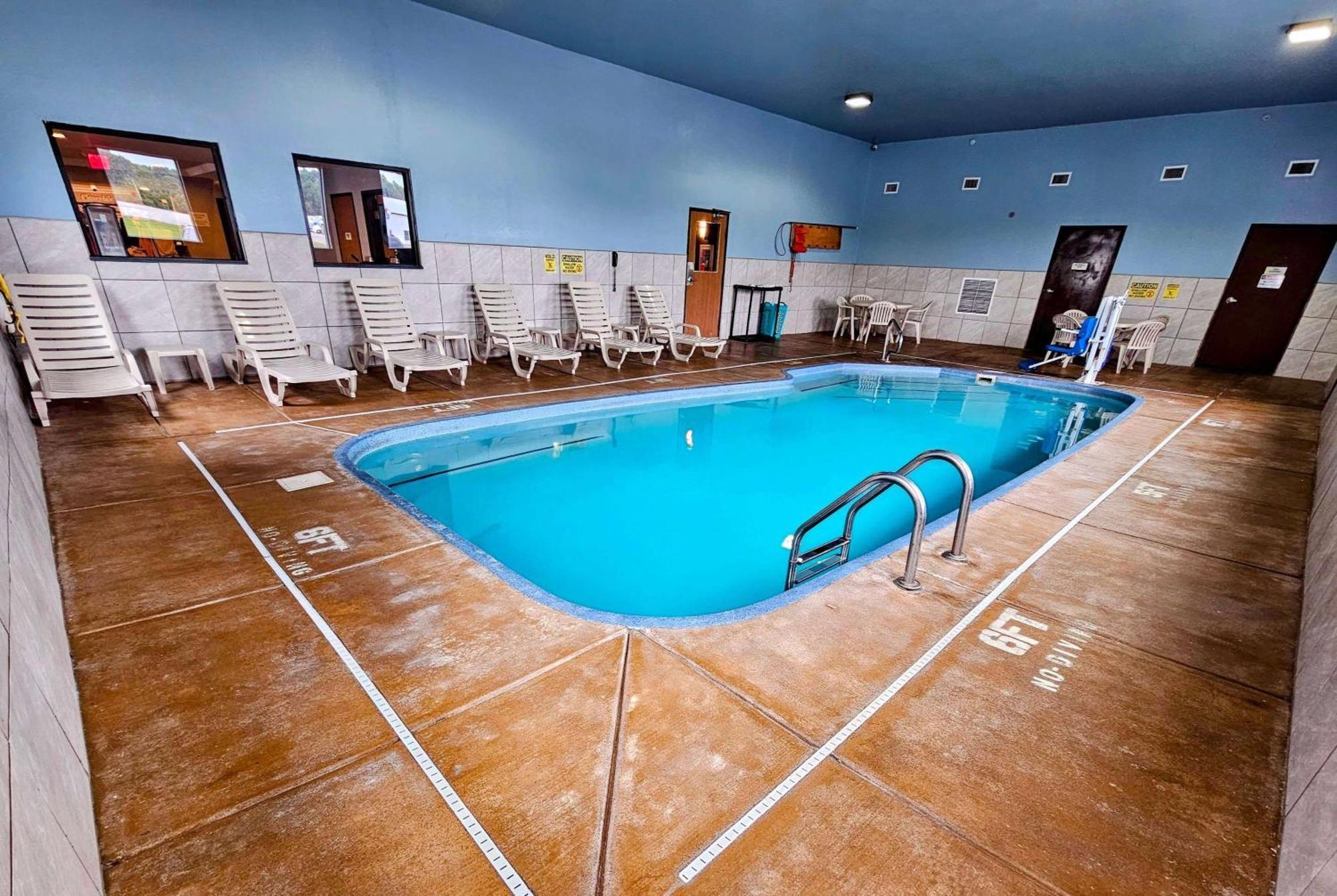 Super 8 By Wyndham Cloverdale In מראה חיצוני תמונה
