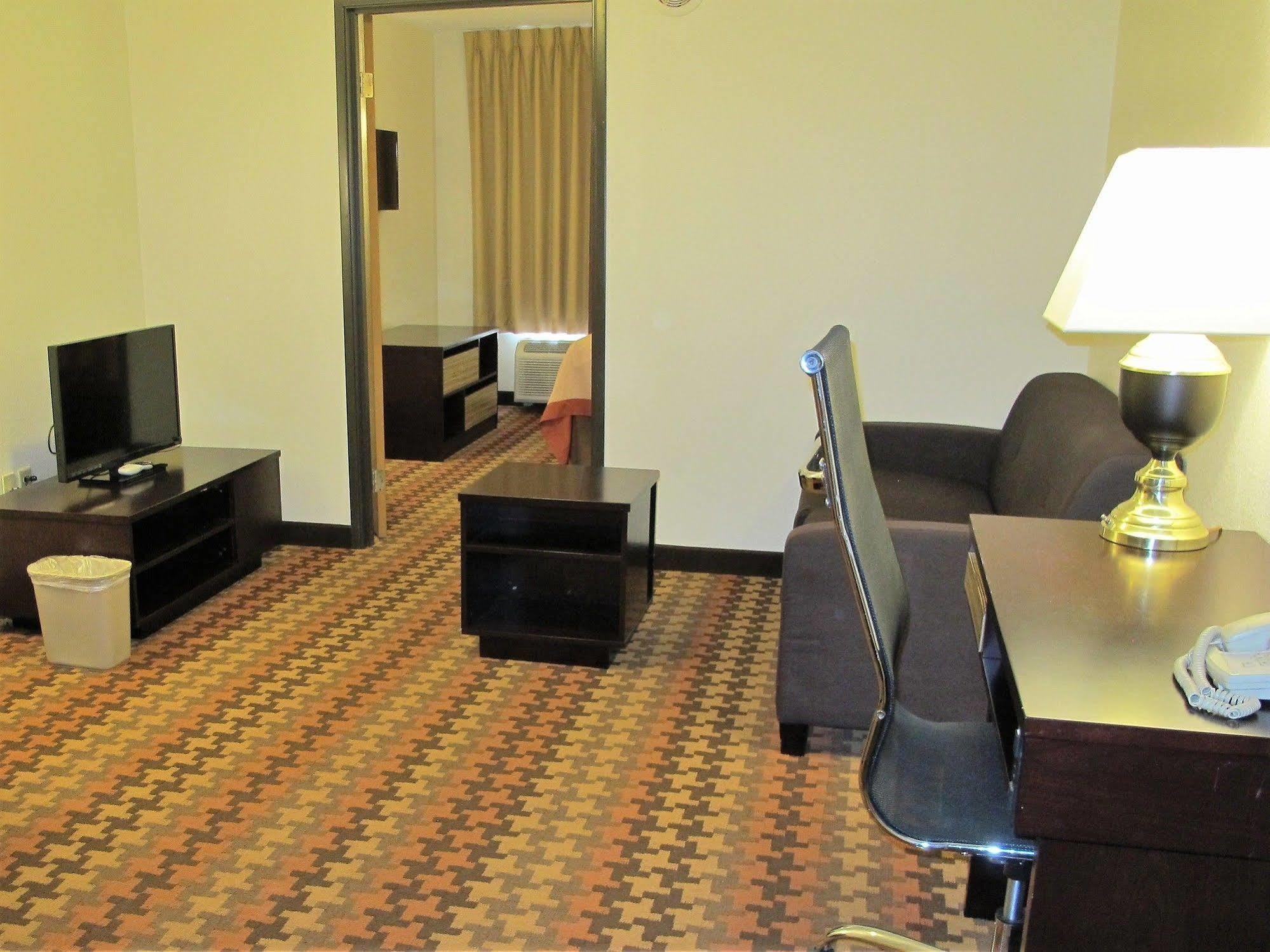 Super 8 By Wyndham Cloverdale In מראה חיצוני תמונה