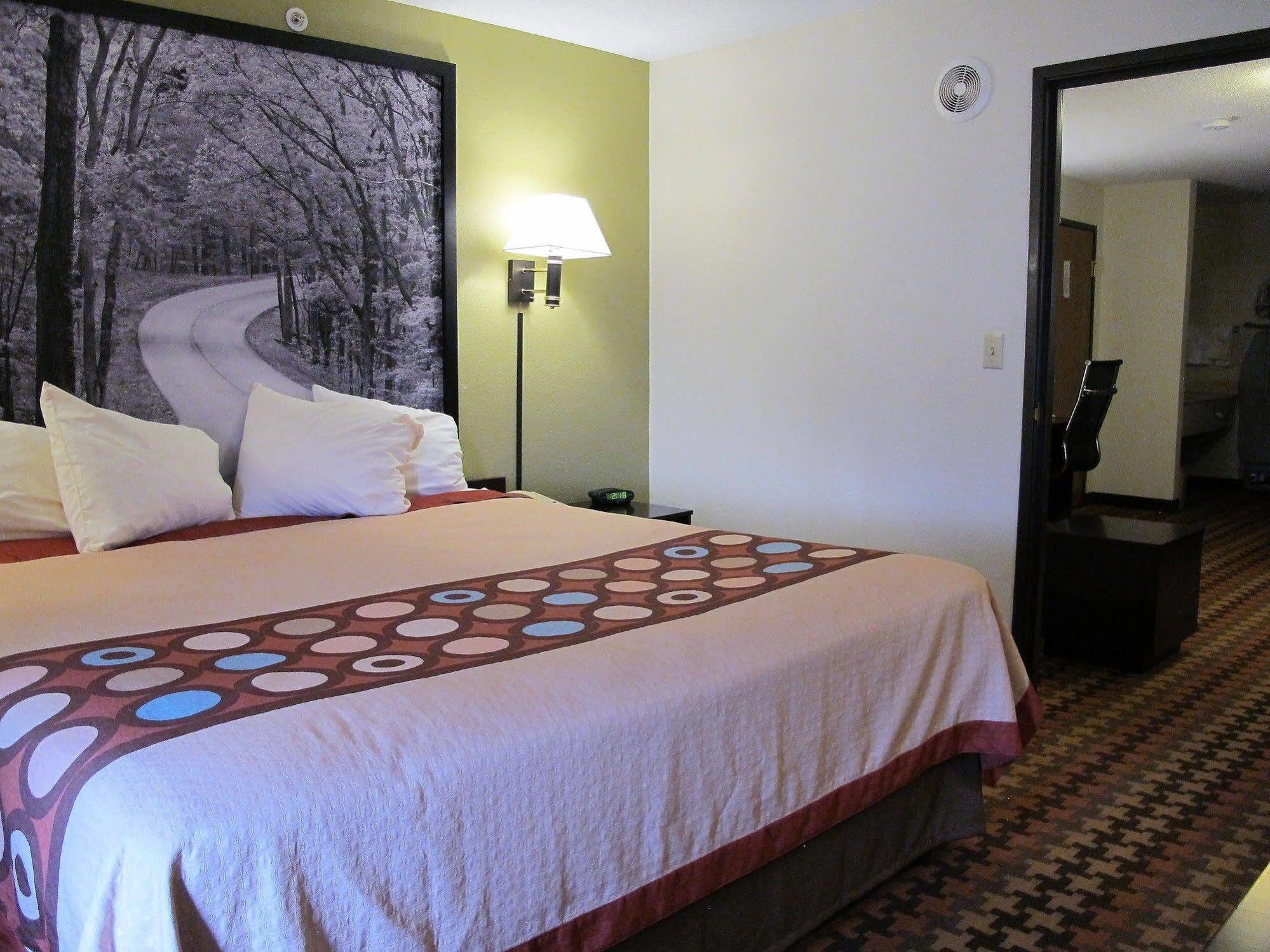 Super 8 By Wyndham Cloverdale In מראה חיצוני תמונה