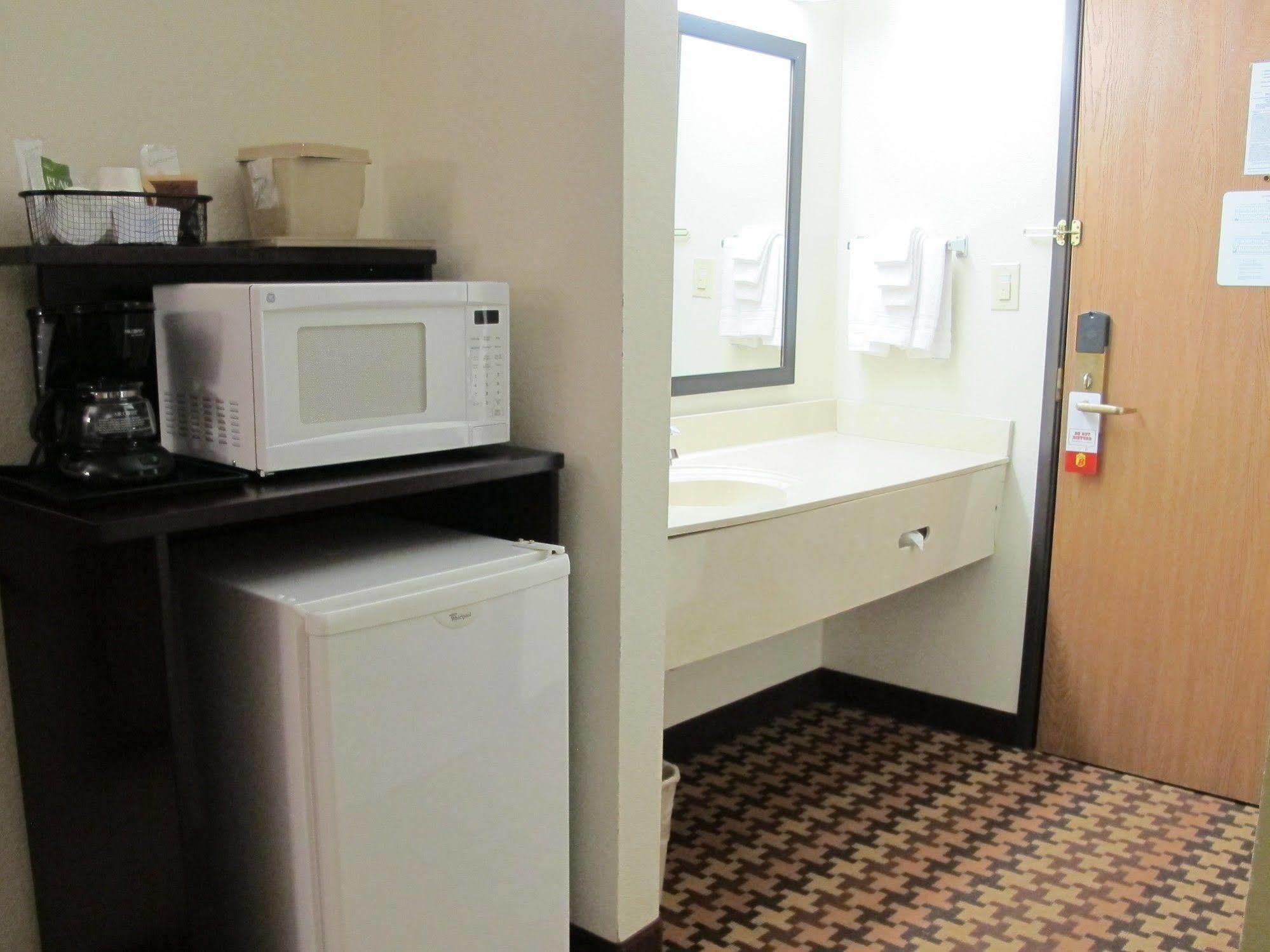 Super 8 By Wyndham Cloverdale In מראה חיצוני תמונה